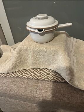Mikasa Ceramic White Saucepan with Handle and Lid - White tan trim 363